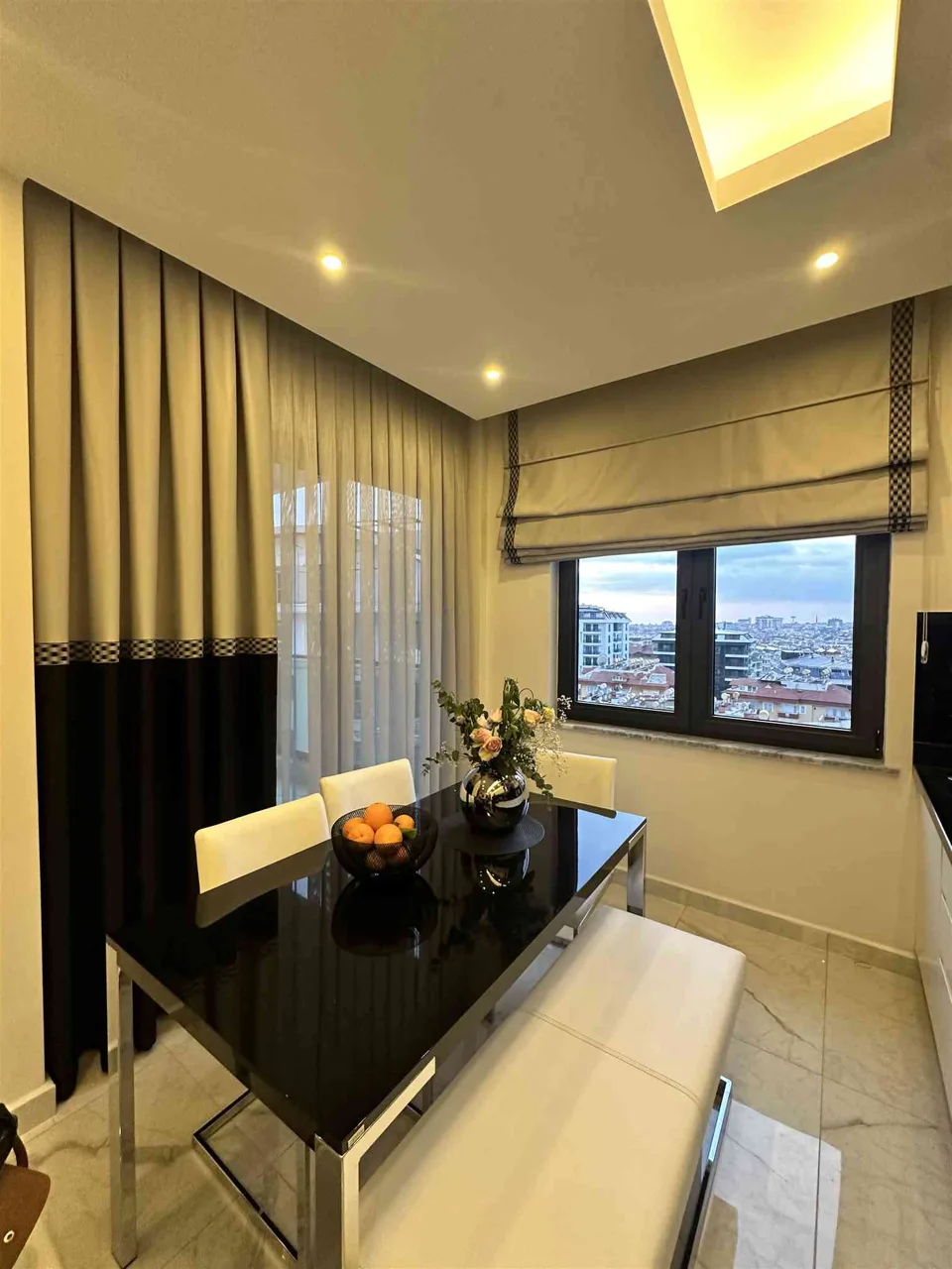 Açık renk koltuk, tül ve fon perdeli salon