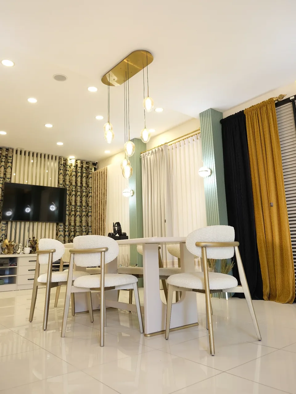 Salon ve yemek alanında fon perde