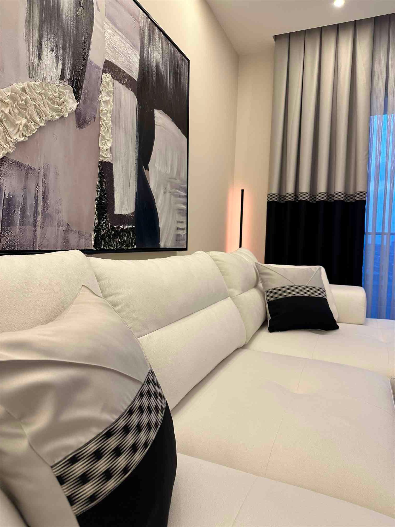 1+1 daire için modern salon ve perde uygulaması