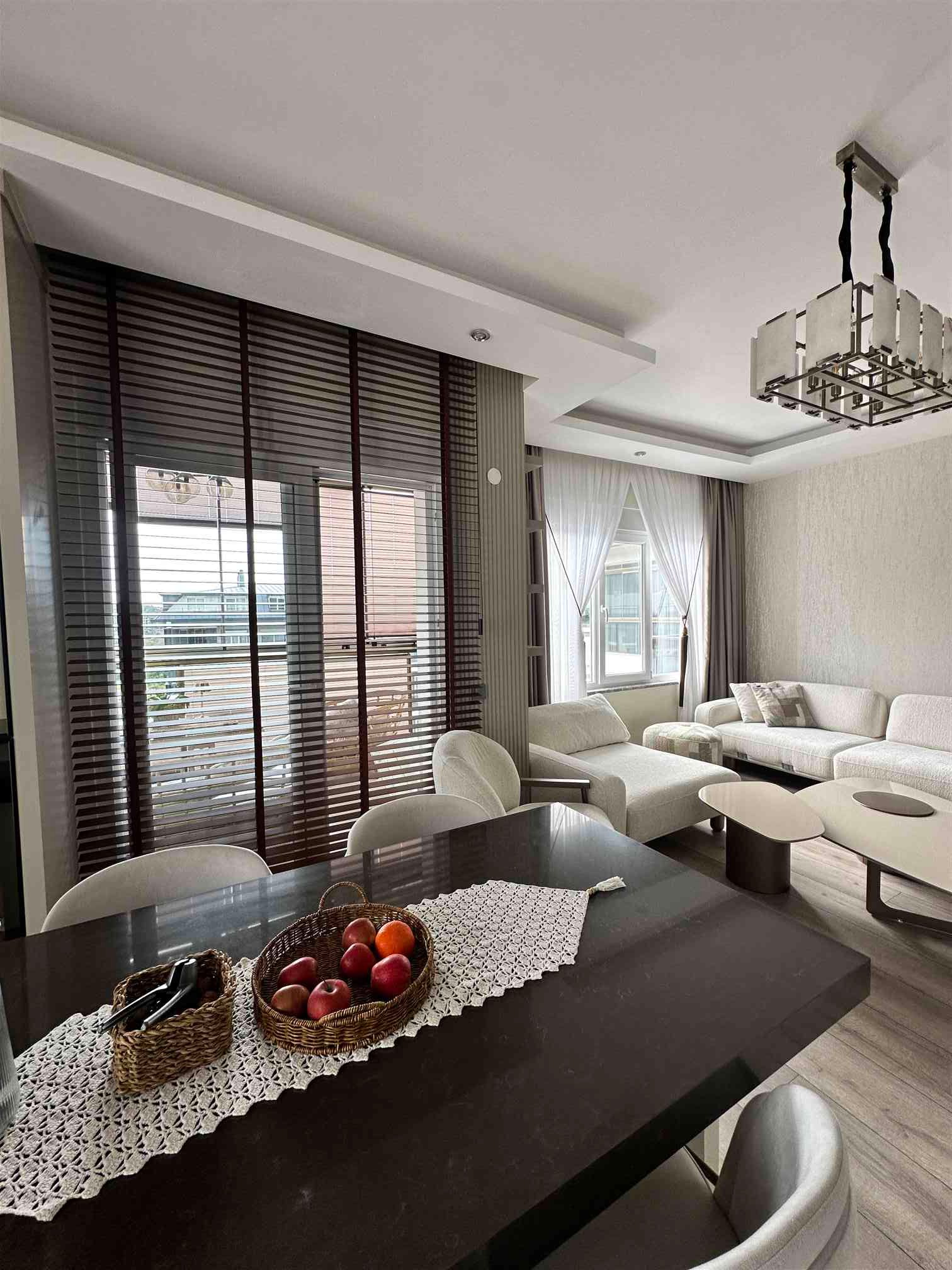 Villa yaşam alanı için mobilya ve perde uyumu